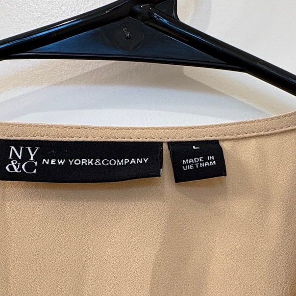 New York & Company Beige V-Neck Sleeveless Blouse - Picture 2 of 6